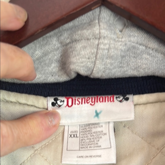 Detachable hood, this coat is in great shape! - Picture 2 of 9